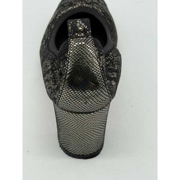 Chanel Black Gold Embossed Lace Pumps *SIZE 36C*Very nice Vintage Condition - Picture 13 of 16